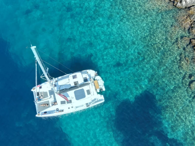 Alquiler de barcos Madirokely barato de Lagoon 450 Sport Top