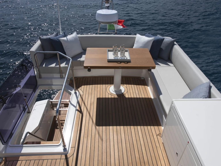 Alquiler de embarcaciones Ferretti Ferretti Yachts 500 - 3 + 1 cab enPodstrana en Samboat