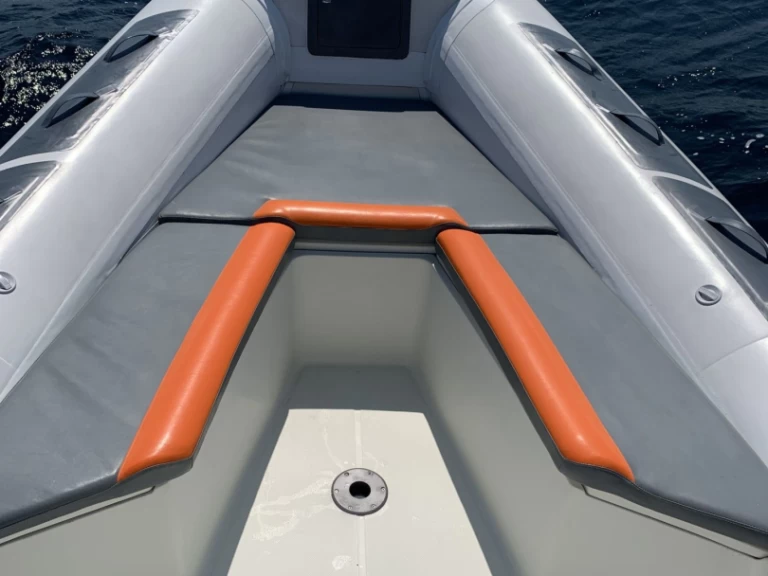 Kardis THUNDERBIRD 780 de alquiler a Hyères