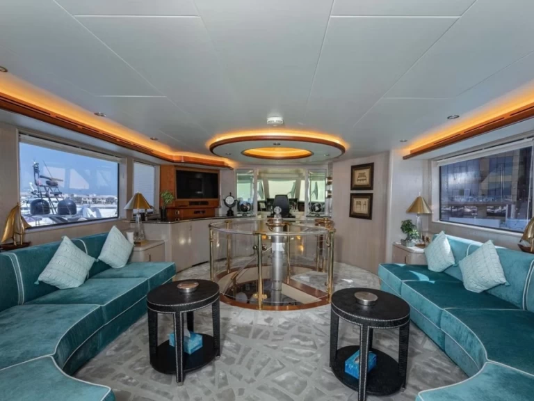 Alquiler de Hatteras Custom en Dubai