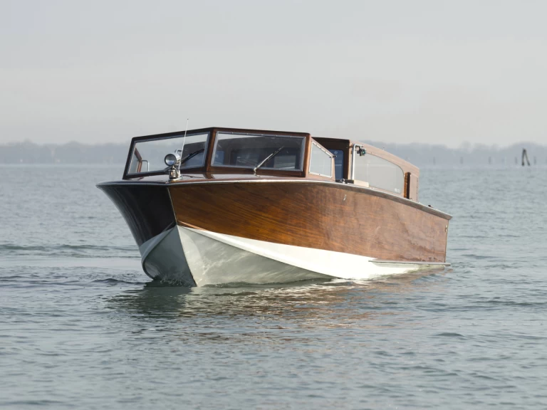 Alquiler de Serenella Deluxe wooden boat en Venecia