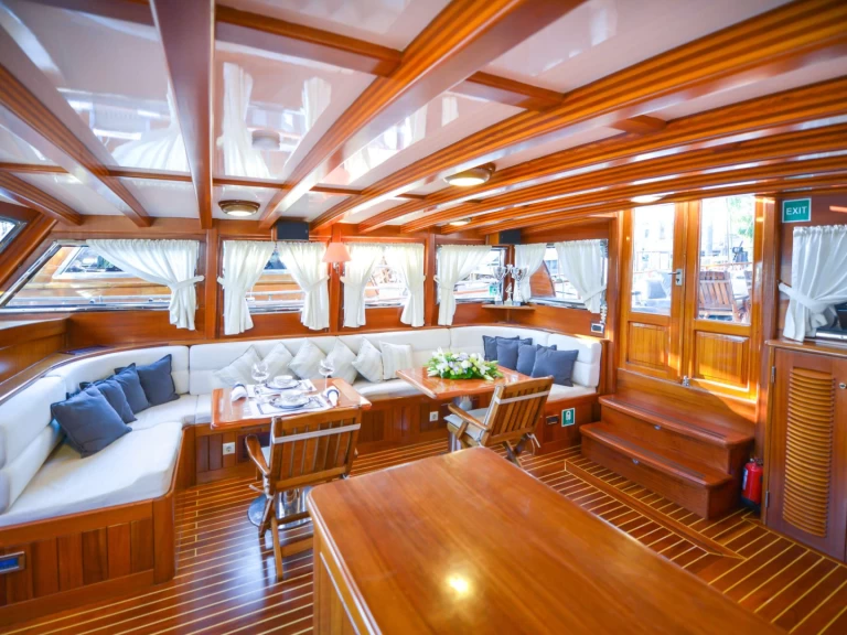 Alquiler Yate de lujo Custom con o sin  título de navegación