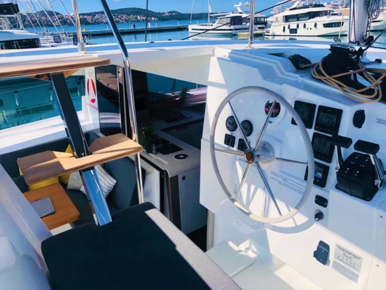 Alquiler de embarcaciones Fountaine Pajot Isla 40 enKomolac en Samboat