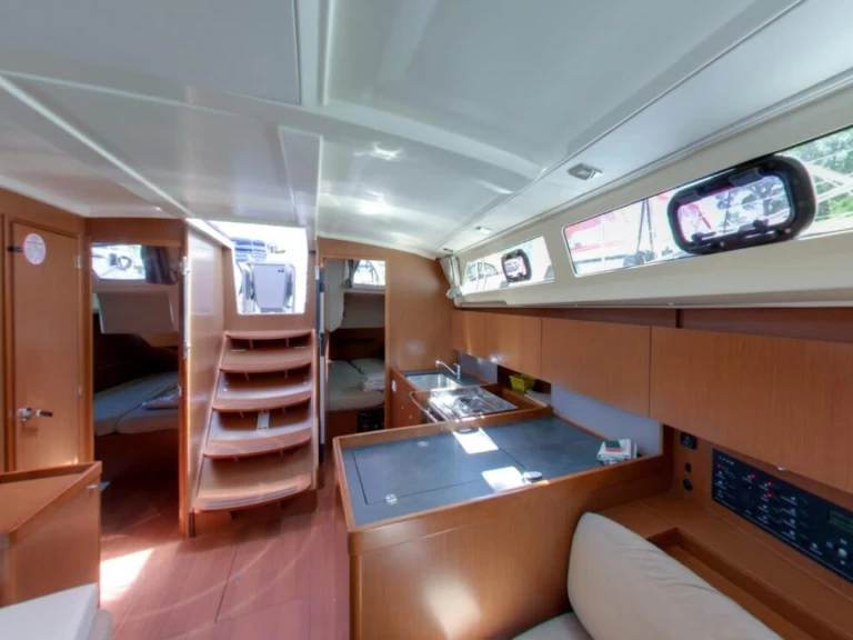 Alquiler de embarcaciones Bénéteau Oceanis 38.1 enKomolac en Samboat