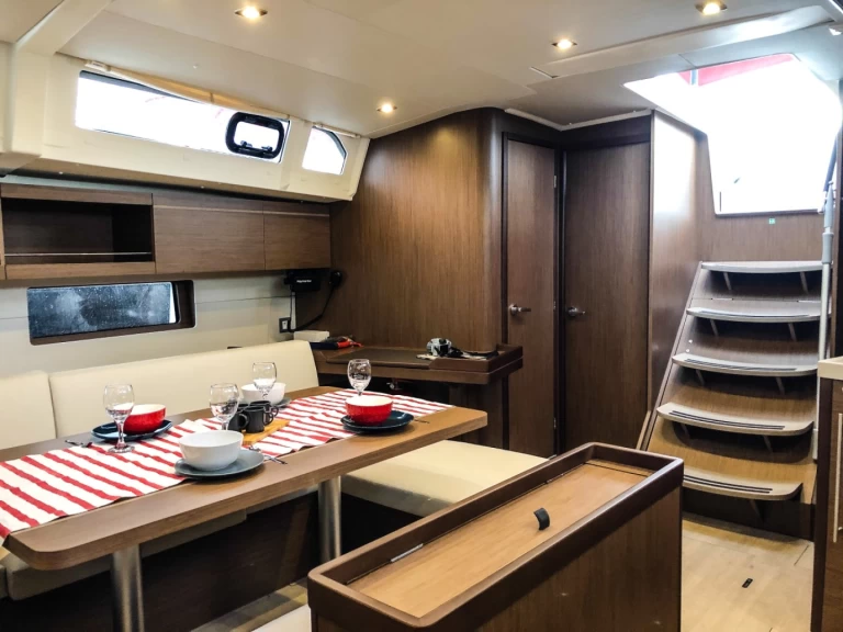 Alquiler de Bénéteau Oceanis 46.1 en Komolac