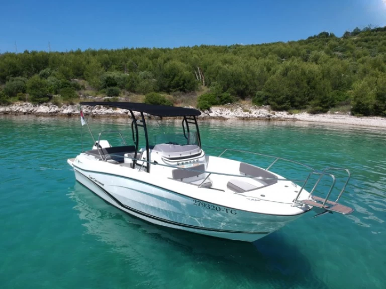 Alquiler de embarcaciones Jeanneau Cap Camarat 7.5 CC enTrogir en Samboat