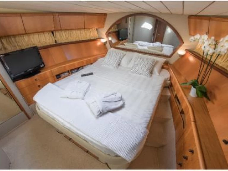 Alquiler Lancha Ferretti con o sin  título de navegación