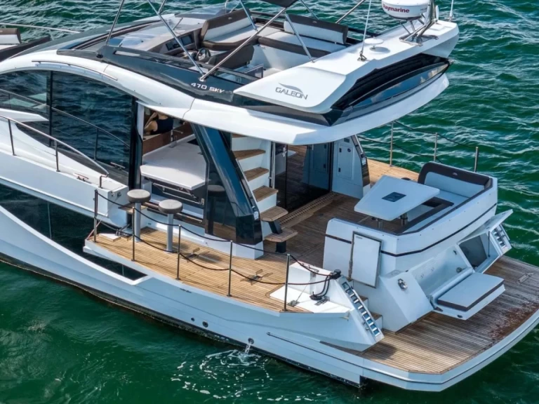 Alquiler de embarcaciones Galeon Galeon 470 Sky enSt. Petersburg en Samboat