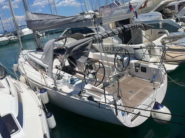Velero para alquilar Izola al mejor precio