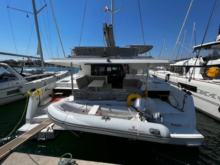 Catamarán para alquilar Sukošan al mejor precio