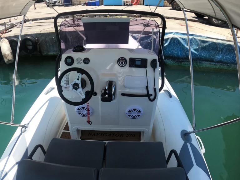 Alquiler de barcos Latchi barato de Navigator 570