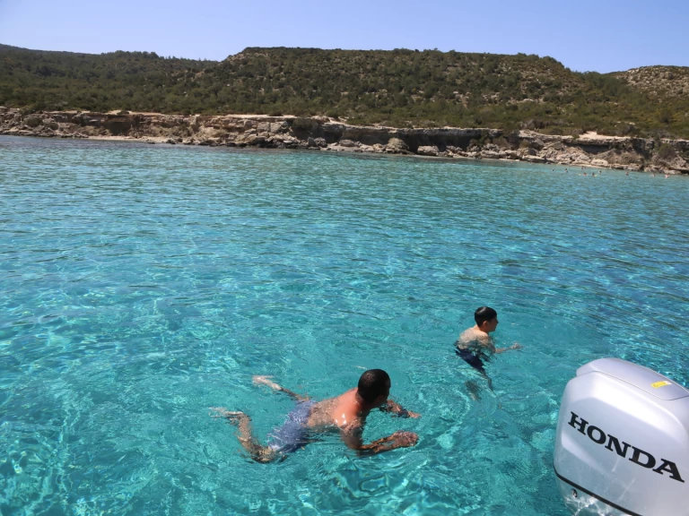 Alquiler de barcos Latchi barato de Apnea 510