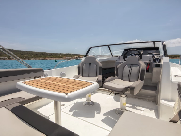 Alquiler de embarcaciones Jeanneau Cap Camarat 7.5 CC Serie 2 enMarina Ibiza en Samboat
