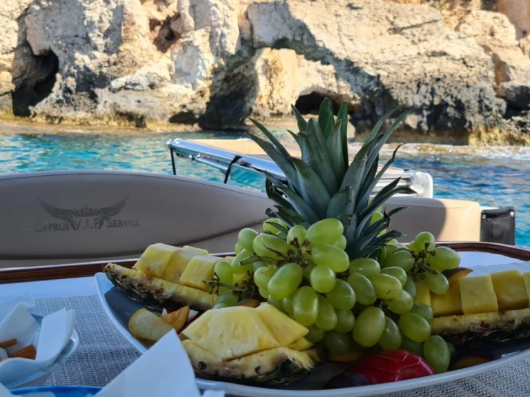 Alquiler de embarcaciones Sea Ray Sea Ray 455 Sundancer enLimassol en Samboat