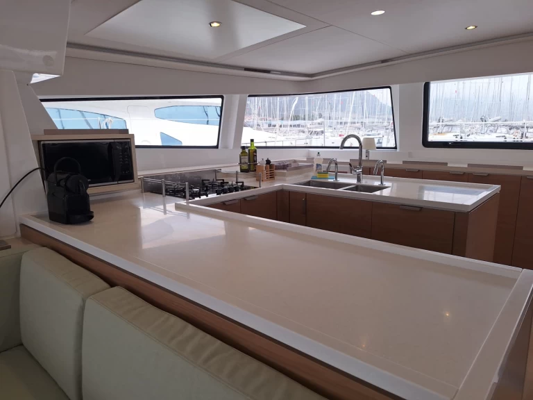 Catamarán para alquilar Kaštel Gomilica al mejor precio