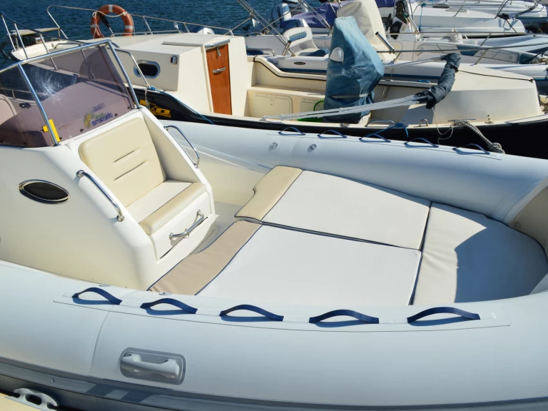 Alquiler Neumática en Cugnana Verde - Maestrale 780 sport