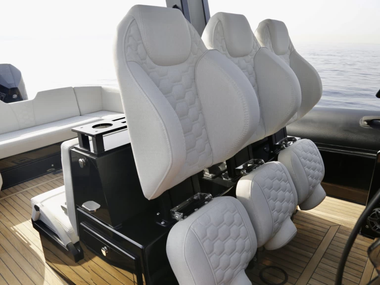 Alquiler de embarcaciones Technohull Explorer 40 enÓrmos Bay en Samboat