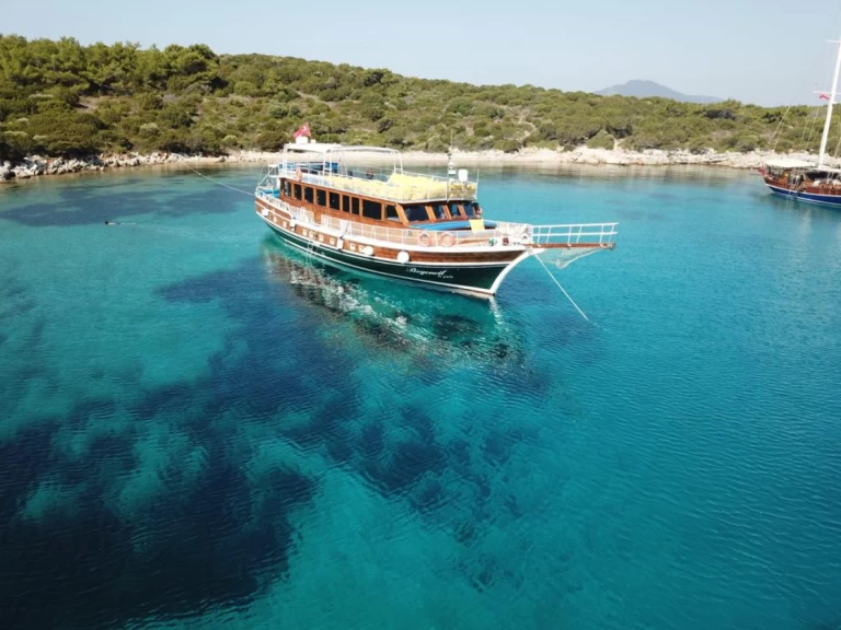 Custom Made Double Deck Gulet  de alquiler a Bodrum harbour
