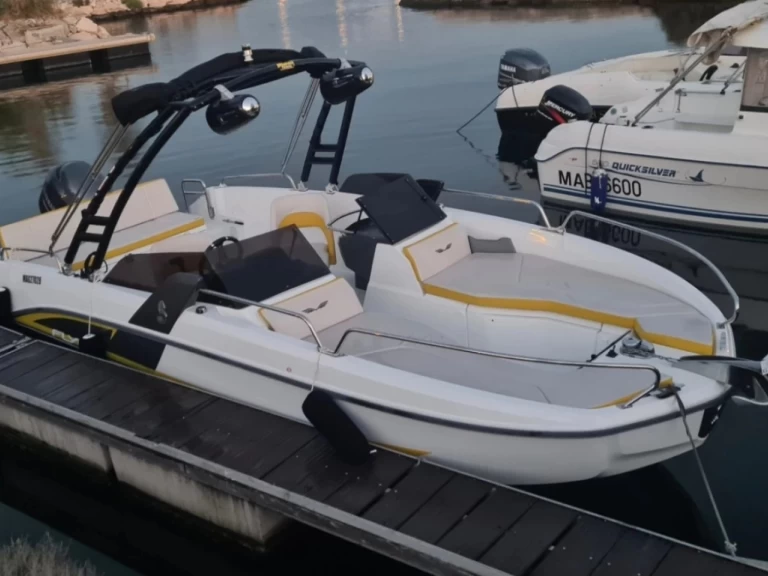 Lancha para alquilar Novalja al mejor precio