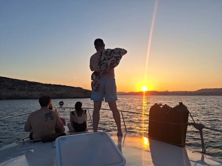 Alquiler de Larson 310 Cabrio en Tal-Pietà