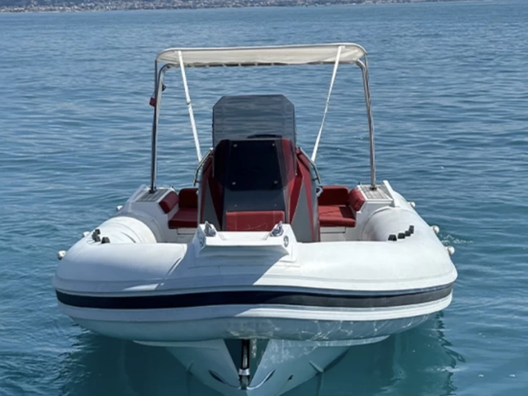 Alquiler Neumática Italiamarine con o sin  título de navegación