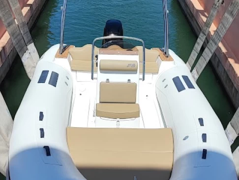 Alquiler Neumática en Arzachena - DOMAR F 6