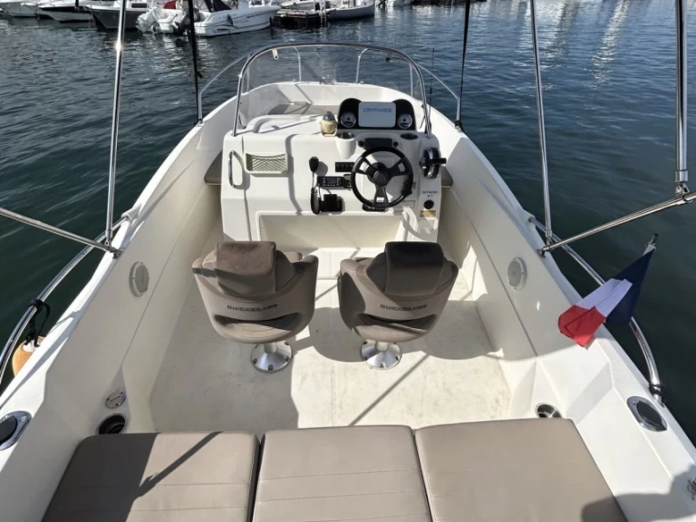 Alquiler de Quicksilver Activ 605 Open en Port Camille Rayon