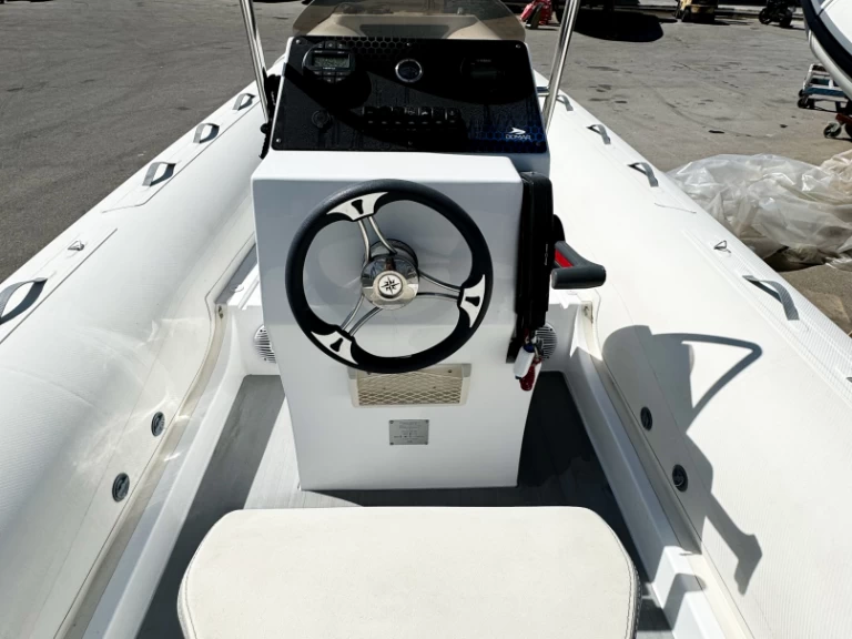 Alquiler Neumática DOMAR con o sin  título de navegación