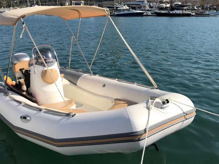 Alquiler de Zodiac Medline 500 en Mahón