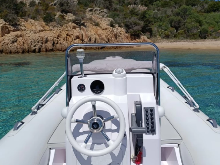 Alquiler Neumática Selva Marine Company con o sin  título de navegación