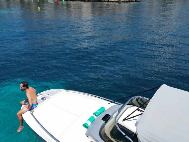 Alquiler Lancha Invictus  con o sin  título de navegación