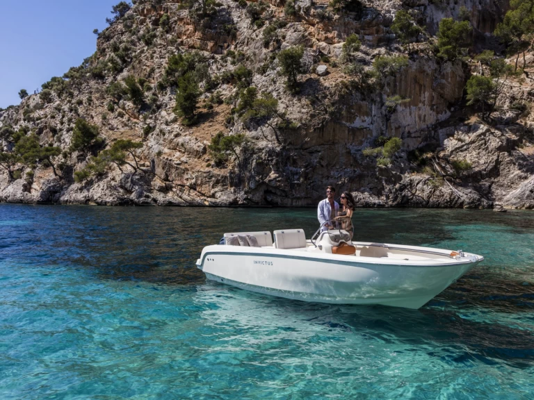 Alquiler de Lancha, con o sin patrón Invictus  Saint-Raphaël
