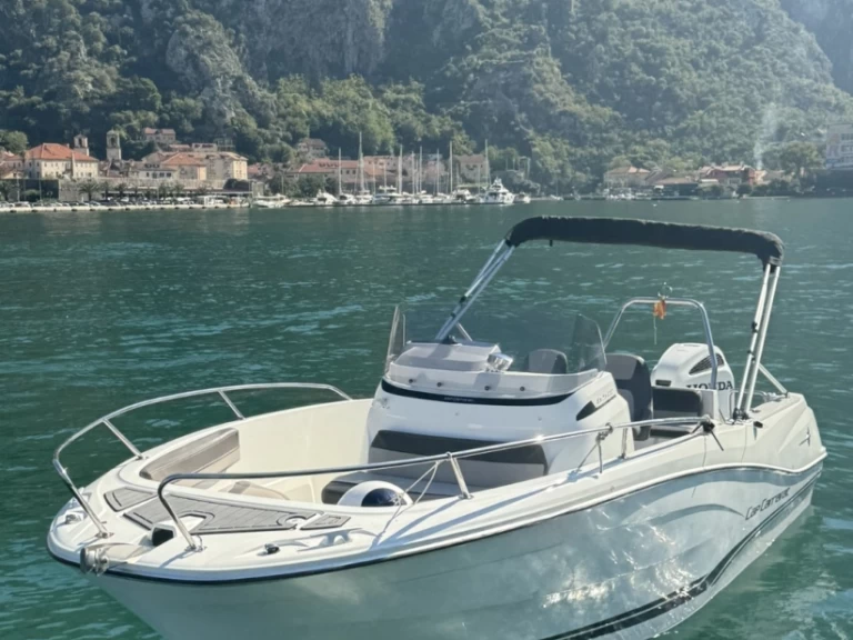 Alquiler de Jeanneau CAP CAMARAT 6,5 CC Style en Herceg Novi