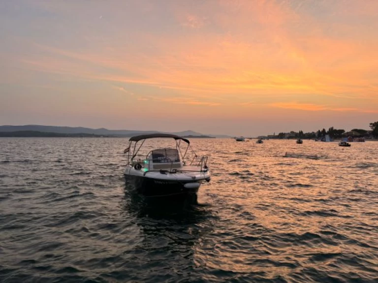 Alquiler Lancha HM con o sin  título de navegación