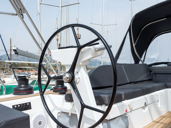 Alquiler de barcos Néa Péramos barato de Oceanis 51.1