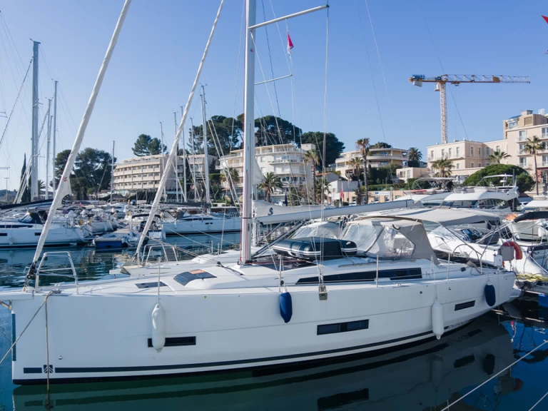 3 DUFOUR 390 GL- BL de alquiler a Bandol