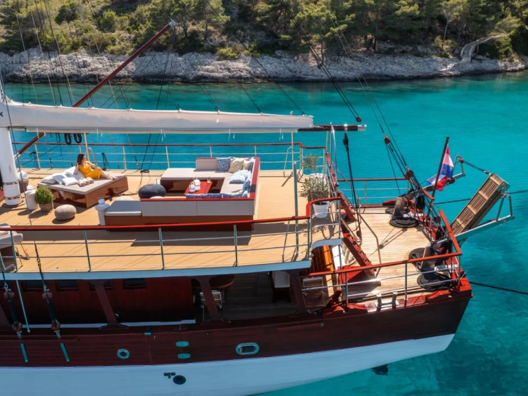 Alquiler Velero Custom Made con o sin  título de navegación