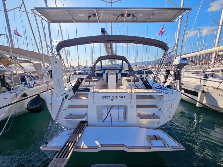 Alquiler de barcos Kaštel Gomilica barato de Dufour 44