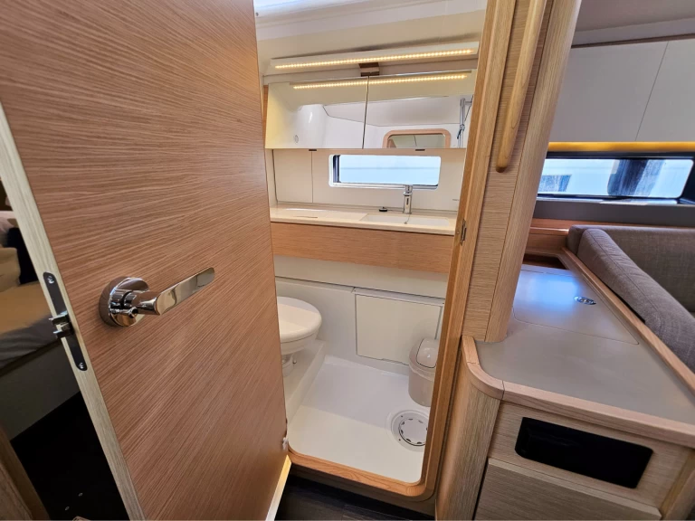 Velero para alquilar Kaštel Gomilica al mejor precio