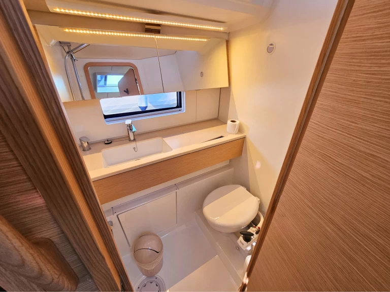 Velero para alquilar Kaštel Gomilica al mejor precio