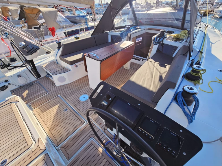 Velero para alquilar Kaštel Gomilica al mejor precio