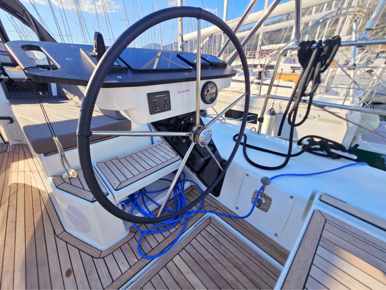 Velero para alquilar Kaštel Gomilica al mejor precio