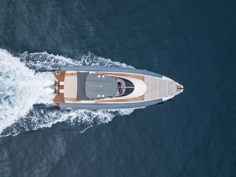 Alquiler Neumática Nuova Jolly con o sin  título de navegación