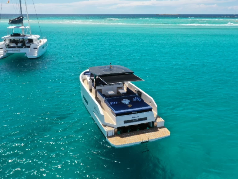 Alquiler de embarcaciones De Antonio 42 FULL LUXE enIbiza (Ciudad) en Samboat