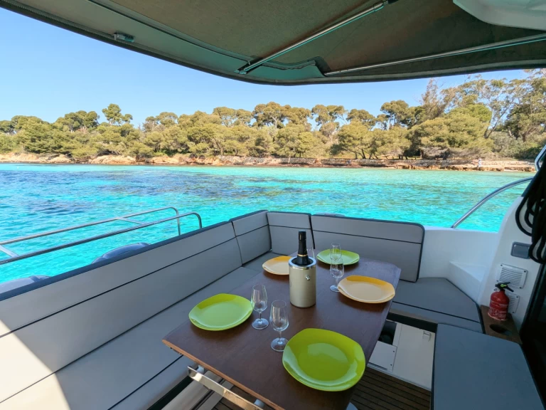 Alquiler de Jeanneau Merry Fisher 1095 en Cannes