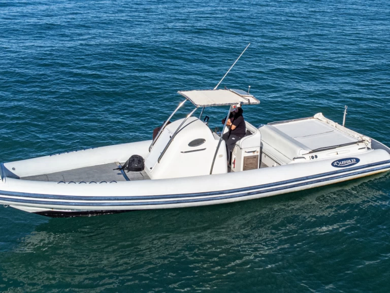 Alquiler de Nautica Led 33 gs en Terracina