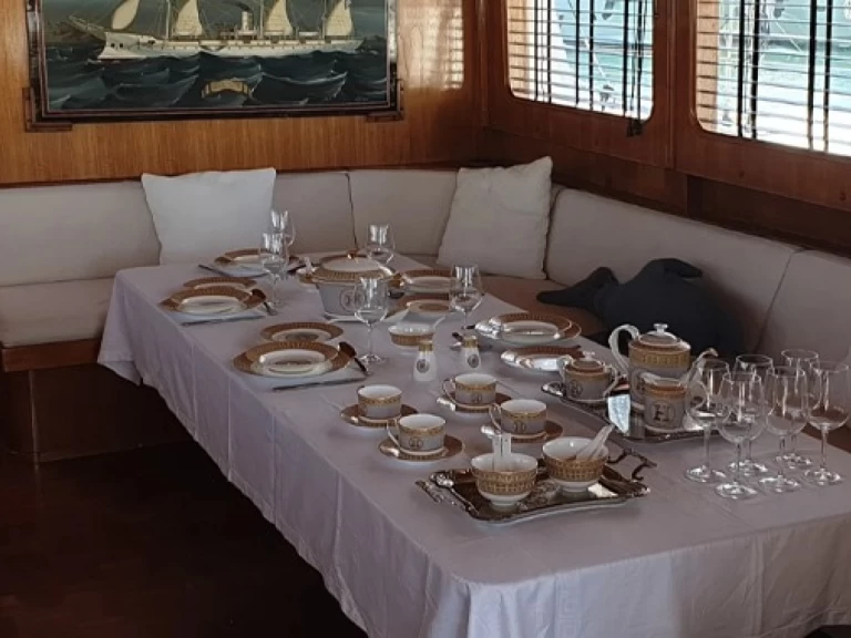 Yate de lujo para alquilar Agios Kosmas Marina al mejor precio