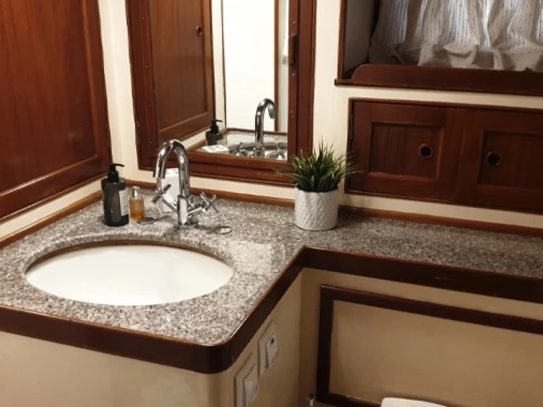 Grand Banks 	72 Aleutian RP de alquiler a Agios Kosmas Marina