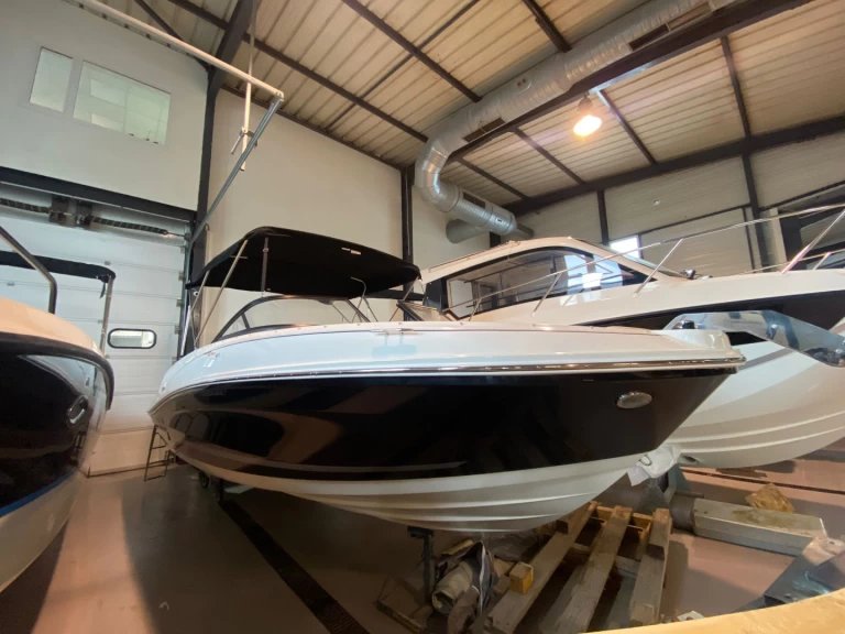 Alquiler de embarcaciones Bayliner VR5 OB enPort Fréjus en Samboat