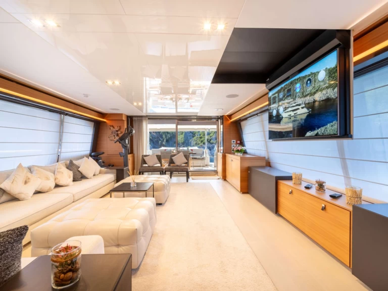 Alquiler Yate de lujo Custom Line con o sin  título de navegación